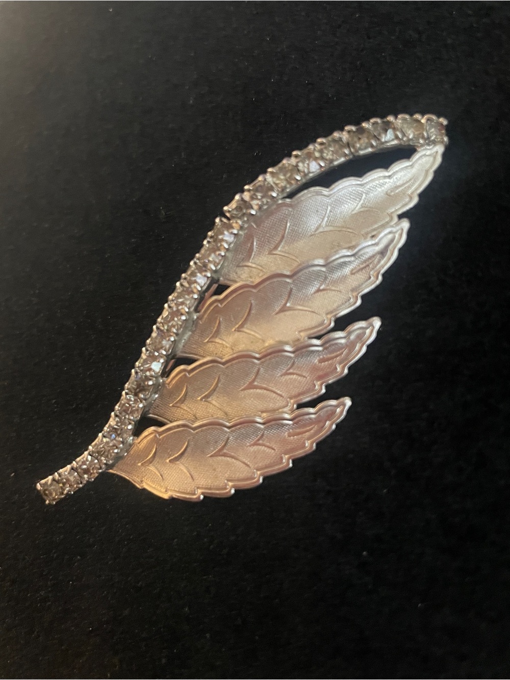 Gorgeous Vintage designer crystal Brooch unsigned Silver Leaf Crystal!